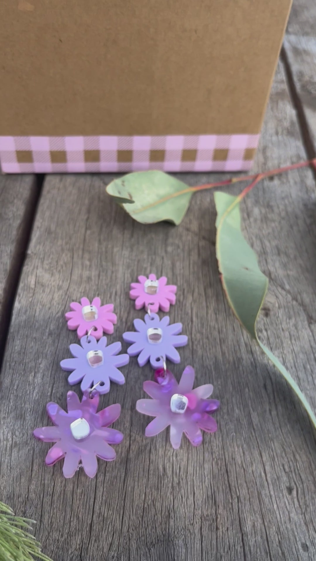 Earrings: Swan River Daisy